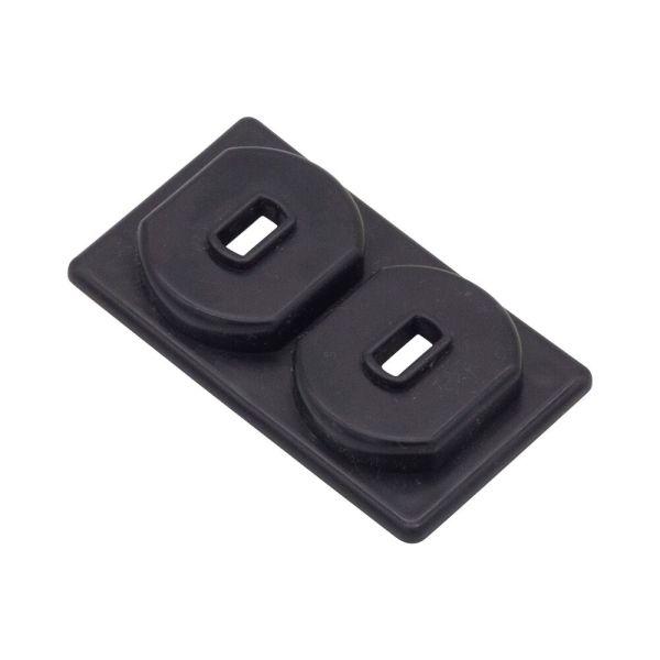 Coperchio nero per interruttore con due aperture rettangolari, in plastica.