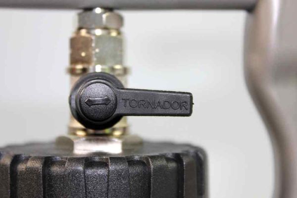 Nahaufnahme eines schwarzen Ventils der Tornador Gun Classic Z-010RS.