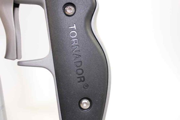 Lähikuva mustasta Tornador BLACK Z-020RS-kahvasta.