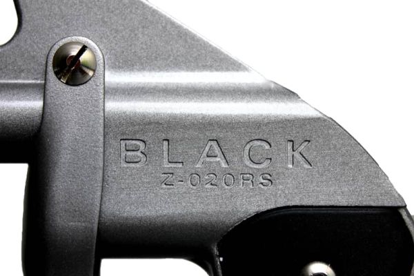 Lähikuva Tornador BLACK Z-020RS:stä kaiverruksella.