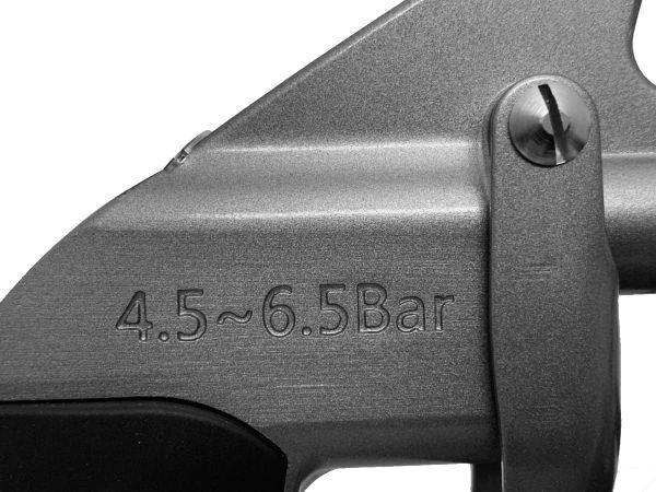 Lähikuva metalliosasta, jossa kaiverrus '4.5~6.5 Bar'.