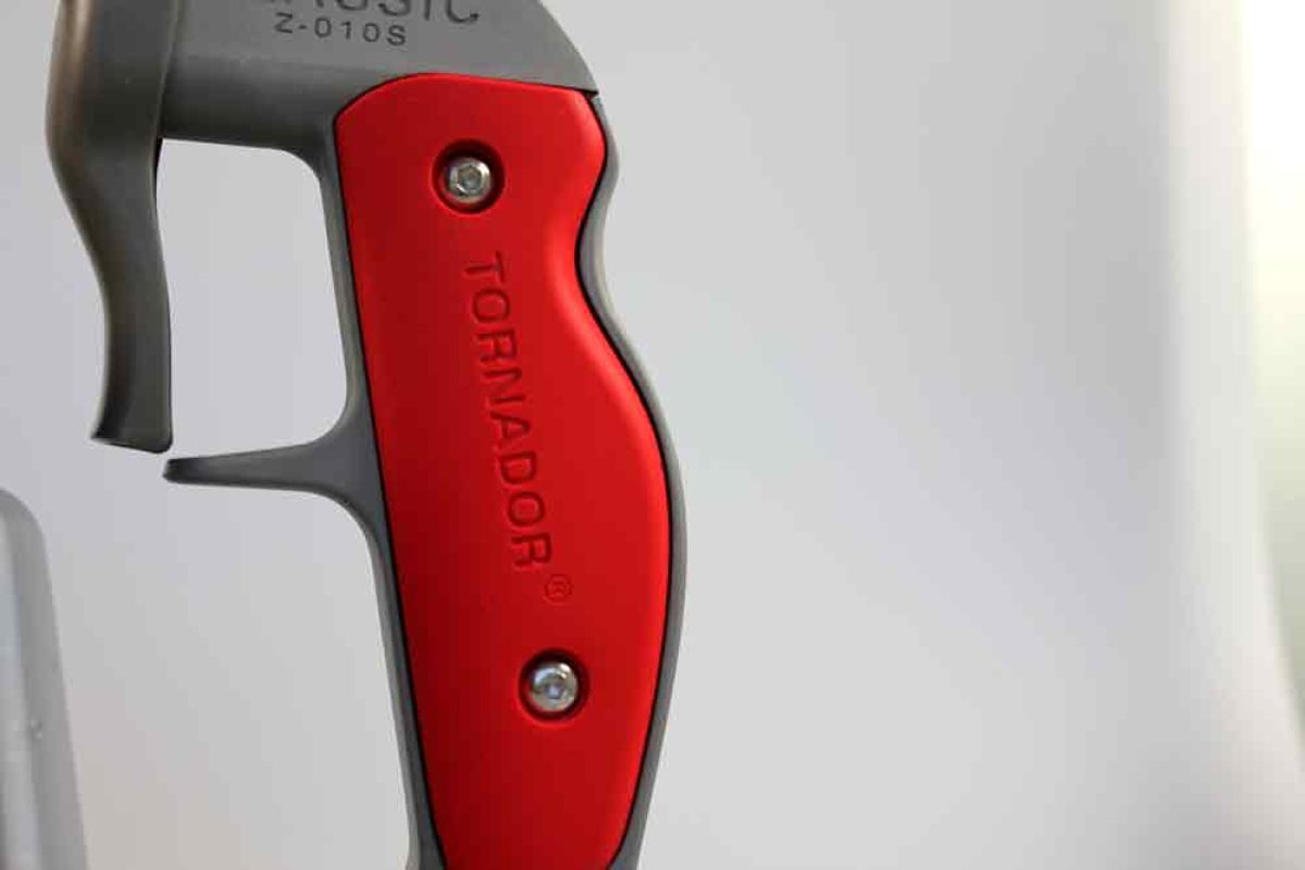 Roter Griff der Tornador Gun Classic Z-010RS mit grauem Auslöser.