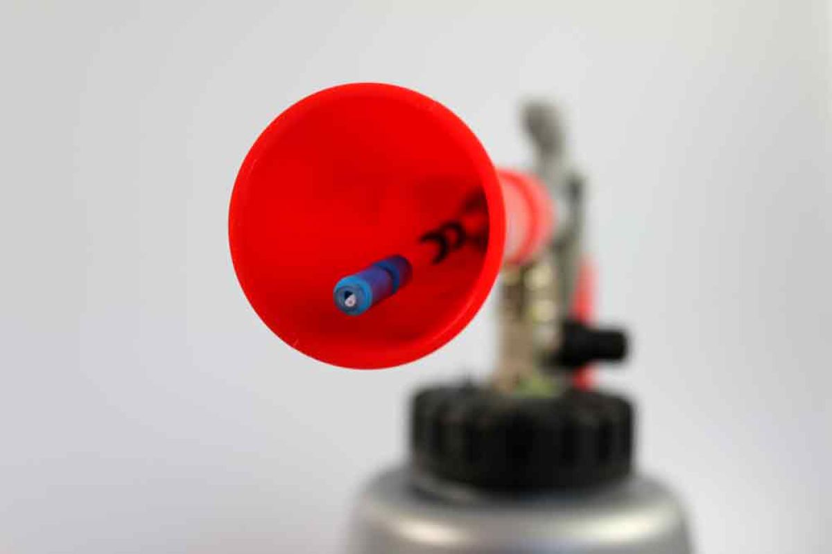 Tornador Gun Classic Z-010RS mit rotem Trichter und Metallbehälter.