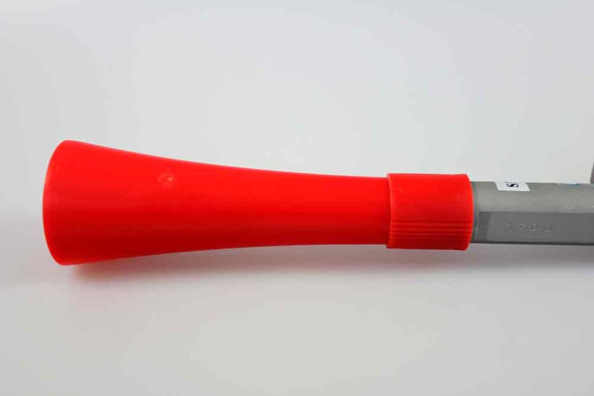 Ugello rosso di una pistola per pulizia a secco con manico grigio.