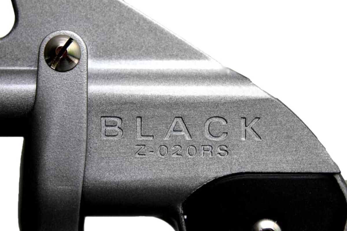 Lähikuva Tornador BLACK Z-020RS:stä kaiverruksella.