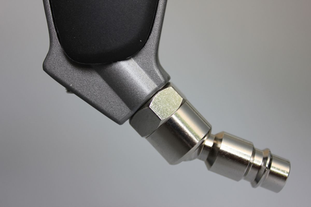 Lähikuva metalliliittimestä Tornador BLACK Z-020RS:ssä.