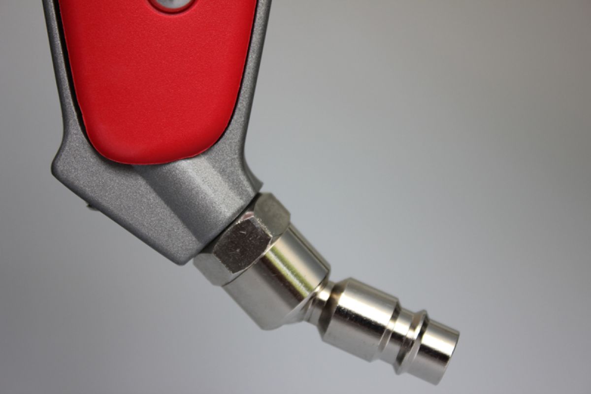 Nahaufnahme einer Tornador Gun Classic Z-010RS mit rotem Griff.