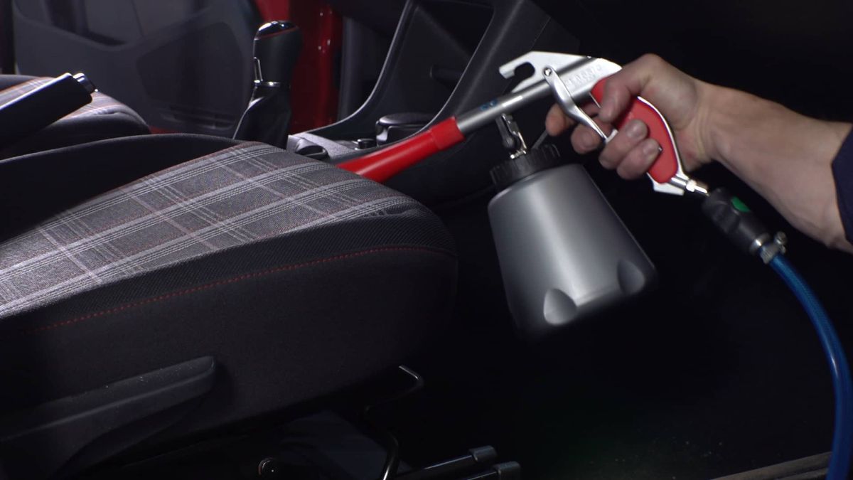 Tornador Gun Classic Z-010RS reinigt Autositz mit Druckluft.