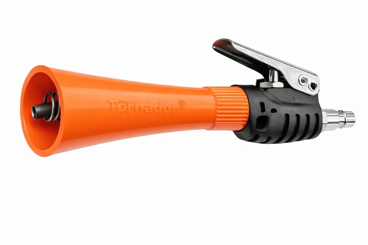 Orangefarbene Reinigungspistole mit Abzugshebel und Druckluftanschluss
