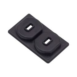 Coperchio nero per interruttore con due aperture rettangolari, in plastica.
