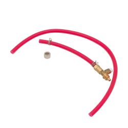 Tubo rosso con connettore in metallo e dado di accoppiamento, utilizzato per pompe.